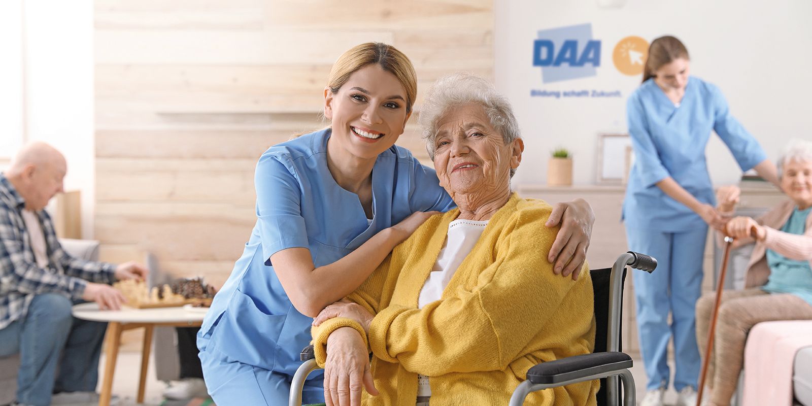 Eine Betreuungskraft umarmt eine ältere Frau im Rollstuhl